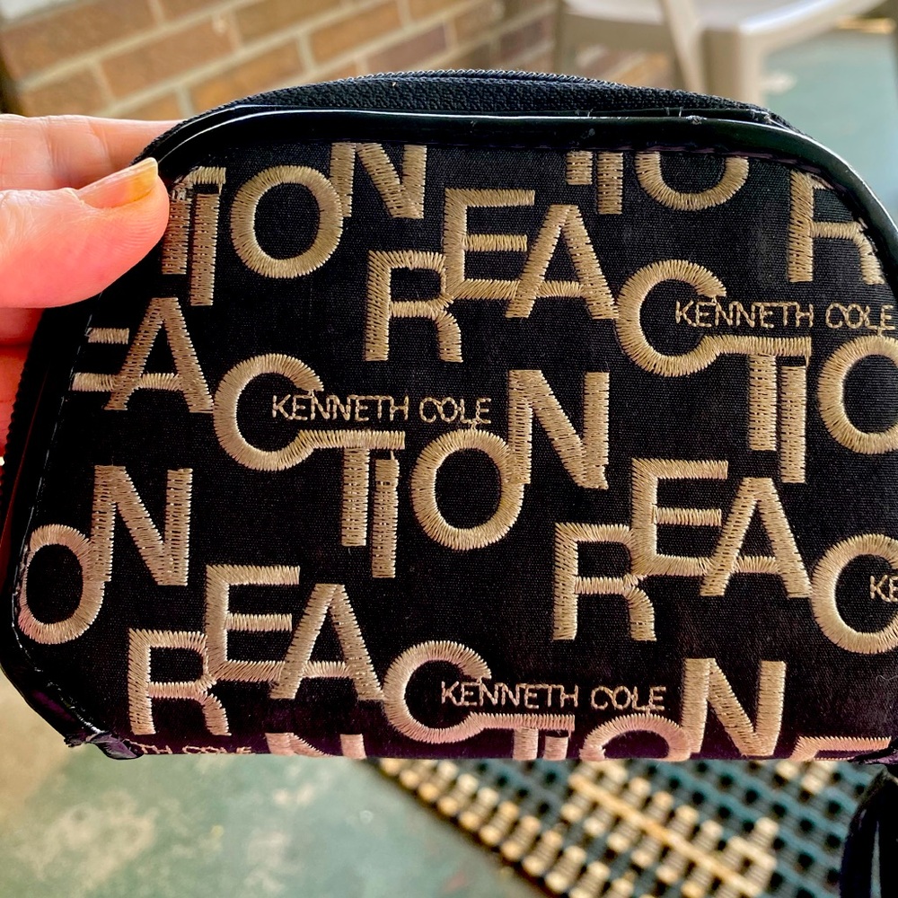 KENNETh COLE REACTION ZIP AROUND WALLET